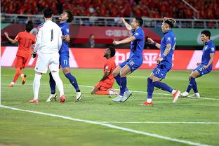 国足0-1不敌卡塔尔！现场观战球迷高喊：扬科维奇下课！
